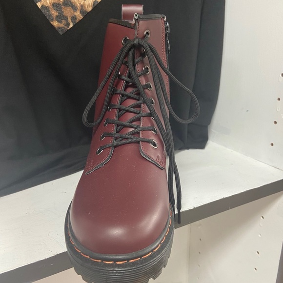 Shoes - Picture 2 of 4